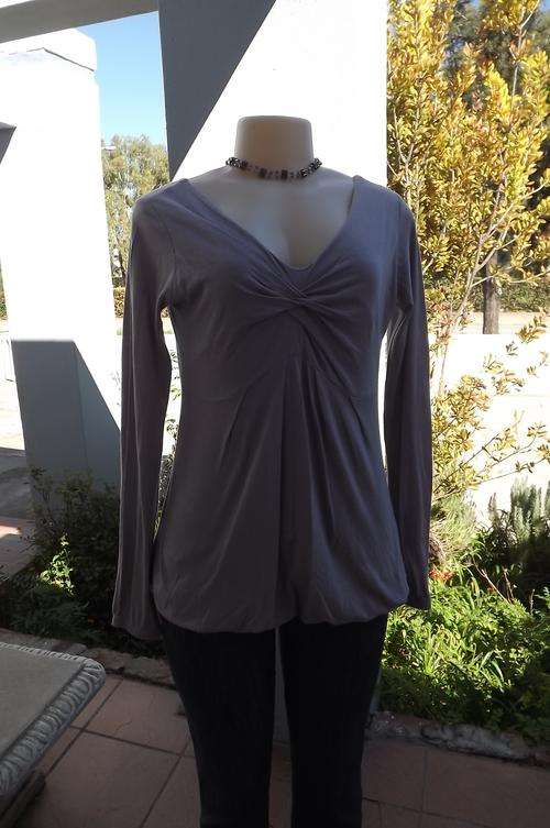 Lavender colour bubble top by Poetry in size 34/10.Made in Mauritius.Gathered V front.Long sleeves.