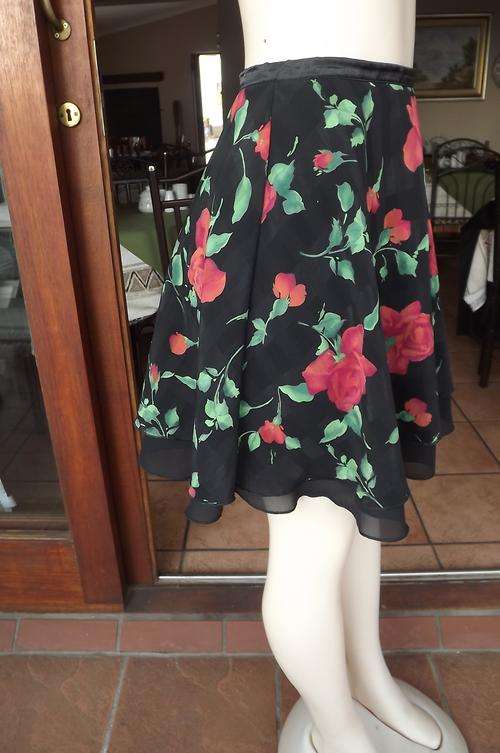 Charming black Kelso skater skirt in 2 layers.Size 34/10.Sheer polyester with red roses.New conditio