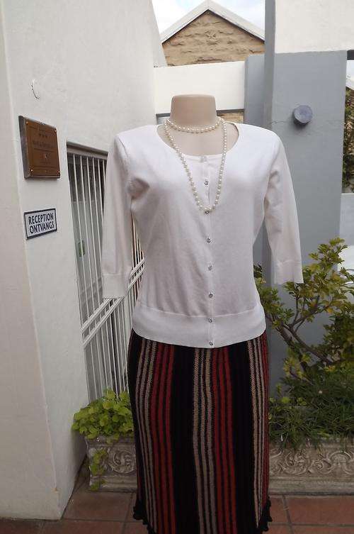 Pretty white Woolworths knitted cardigan in size Medium.73% Cotton 27% spandex.Bust 94-99cm.Good con