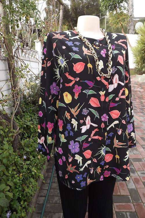 Fabulous black polyester collarless long top with striking print.Size 40/16.Hidden buttons on front.
