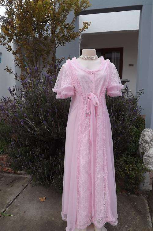 Beautiful coronation pink long feminine night gown with lace and frills.Size 36/12.Button down front