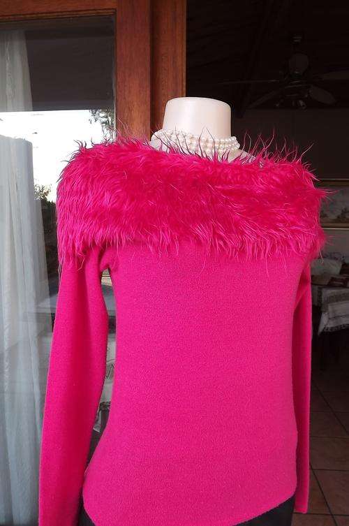 Cherise pink stretch long sleeve top with Faux fur collar size 34 from Asia.Collar low on shoulder