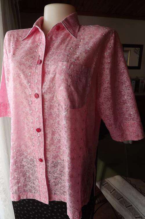 Beautiful in pink! Ladylike shirt in embroidered cool polycotton fabric.Size 38/14. As New!