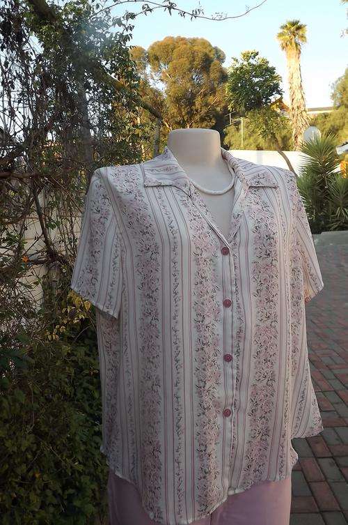 Cream short sleeve cool polyester button down blouse.Size 44/20.Cropped style with slits.