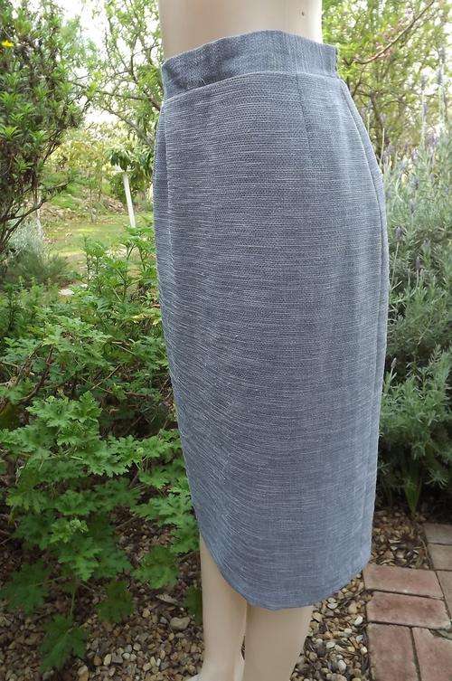 Elegant periwinkle colour fully lined pencil skirt in textured polyester size 36/12.Slit at back.