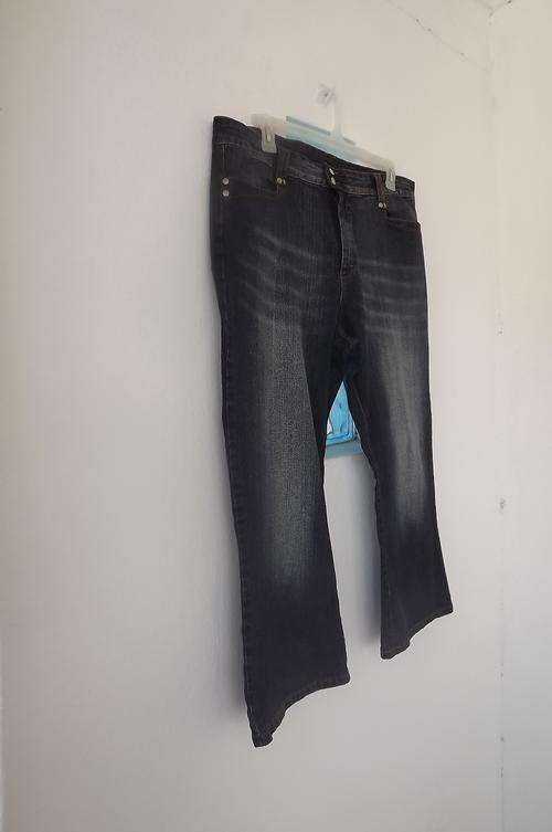 Cropped denim pants by Truworths Zeta in 96% cotton 4% spandex.Size 44/20.Pockets on front and back.