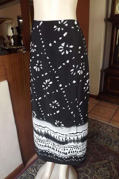 Monographic fold over skirt with beautiful border in maxi length.Size 40/16 by Fashionette.