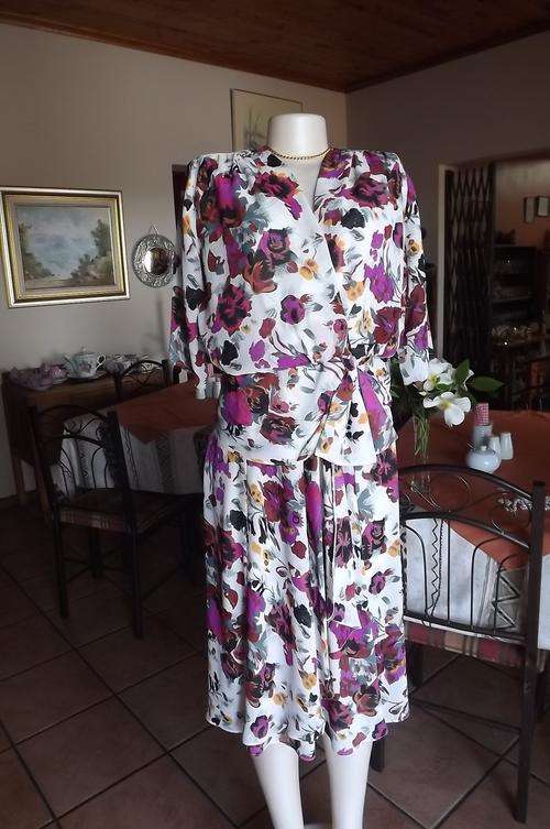 Stunning vintage dress by Topics size 34/10.White with purple/pink floral design.Fold over front.