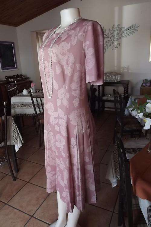 Dusty pink vintage dress in subtle pink roses in size 42/18.Excellent quality but lable removed.
