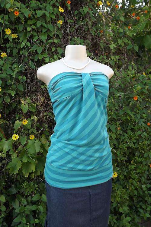 Sexy strapless turquoise diagonally striped top by Hang Ten size 34/10.Wide band around hips.