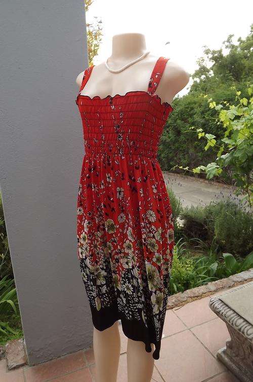 Sexy strappy brick stretch polyester dress size 36/12 with pretty brown/green floral border.