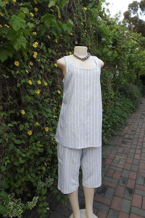 White 2 piece outfit in heavy stretch polyester.Black stripe pattern.Size 40/16.Cropped pants