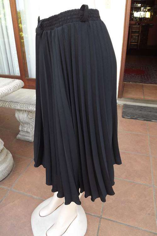 Smart permanent pleated skirt in black by Judy's Pride.Size 36/12.100% Wash & wear polyester texture