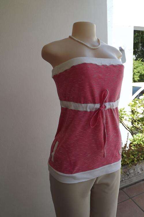 Pink and white strapless Roxy top in 91% cotton and 9% polyester.Size 34/10.Two tiny side pockets.