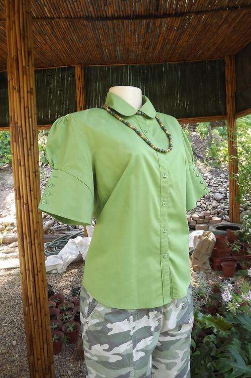 Pretty polycotton stretch top in Kelly green with choir boy collar.Size 38/14 by Be Yourself.