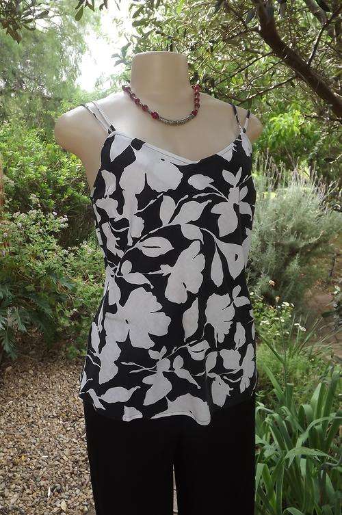 Monochrome floral double strappy top from Woolworths in size 38/14.Viscose/Linen blend.Good conditio