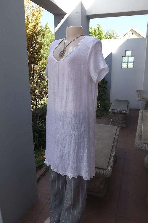 Pretty long white top in creased polyester.Top with asymetric seamline.Size 42/18 by Melissa Fashion