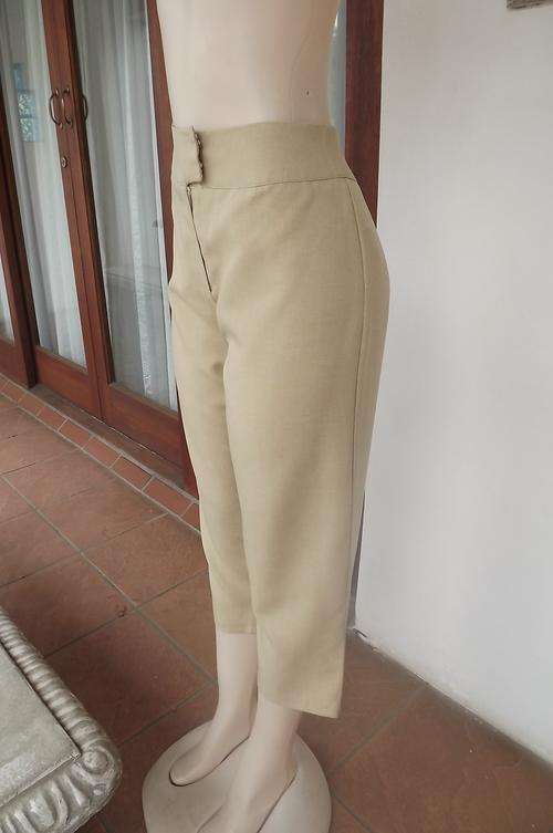 Cropped pants in light caramel colour.High waist.Polyester fabric.Size 36/12.No pockets.Good conditi