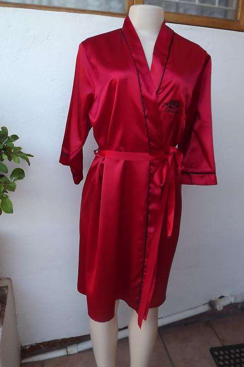 Dark red satin polyester with some stretch night gown by Identity size 32/8.Good condition