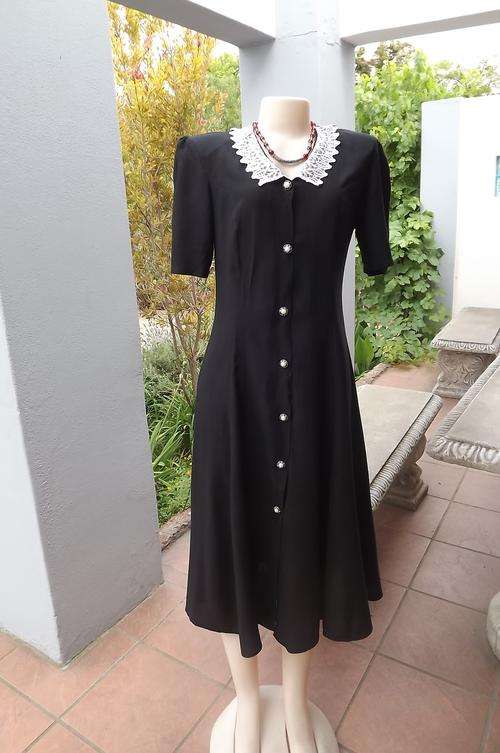 Vintage black dress in princess style.Size 34/10.In viscose fabric.Button down front.Good condition