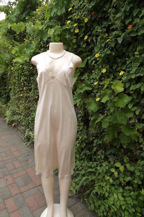 Full length cream Woolworths Cling Retard Nylon petticoat size 40/16.Lace decorated.New condition