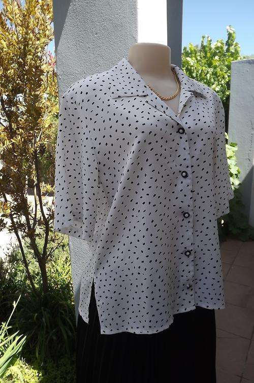 Excellent quality Raoul blouse size 34/10 in white with black pattern.Button down with open collar.