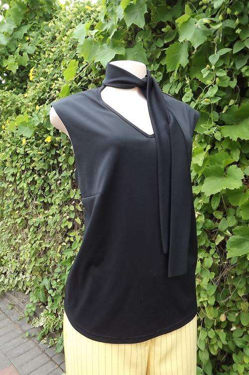 Sleeveless black stretch polyester top by Fashionette.Size 40/16 with tie collar.Versatile top.