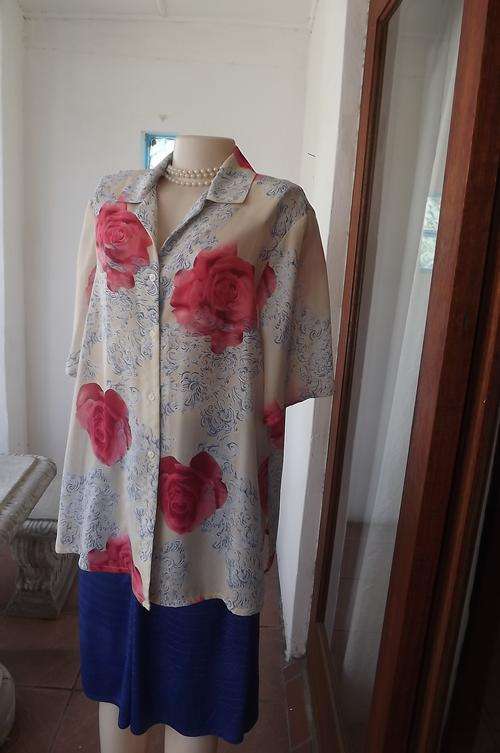 Nice bold printed 100% polyester blouse size 42/18 by Tia Tiana.With large pink roses