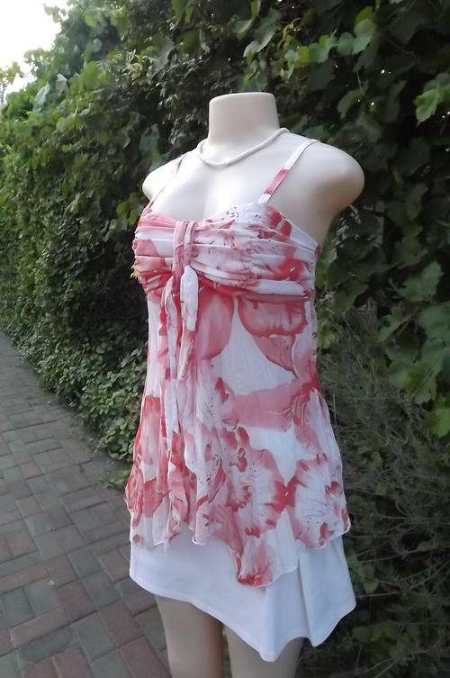 Super sexy white and coral floral permanent pleated strappy top - Size 32/8 - By Massumi