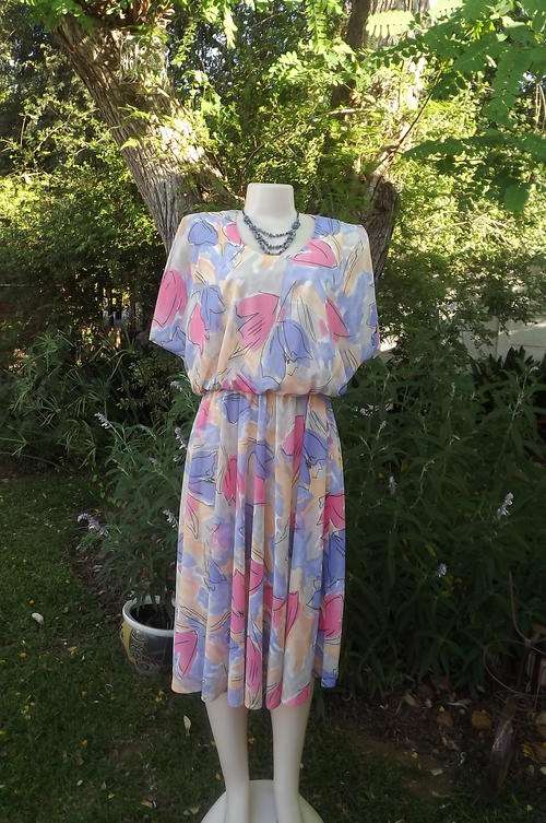 Fabulous Vintage Dress in Soft Colours by Shelley in Amazingly Good condition - size 14/38