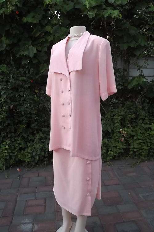 Fabulous peach colour 2 piece skirt suite in size 42/18. Boutique made. Good condition.