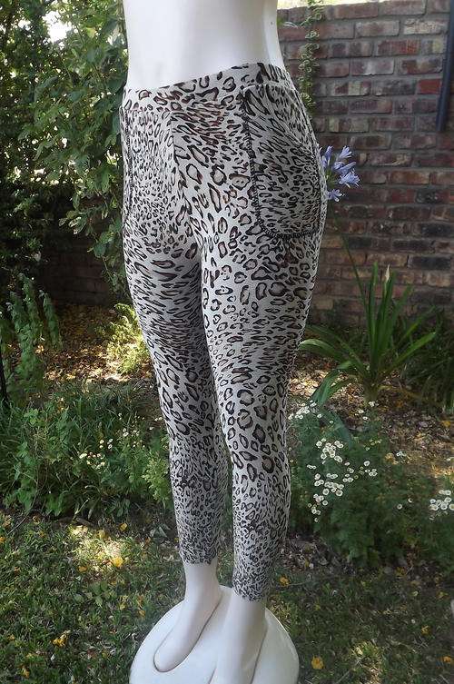 Beige and brown animal print stretch pants with side pockets.Size 34/10. Soft fabric. New cond.