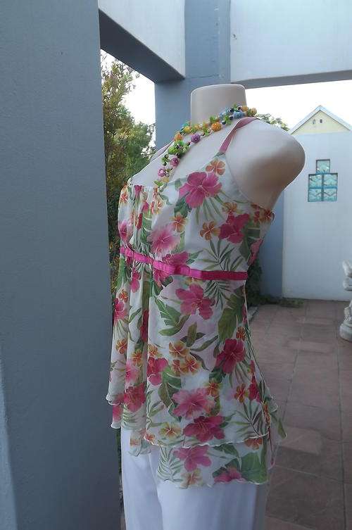 Colourful strappy top in layers.Size 40\16. Adjustable straps.In green and pink floral pantern