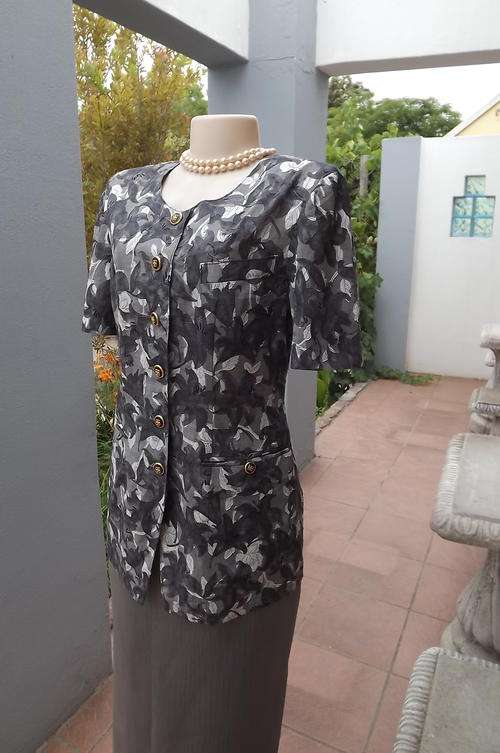 Elagant grey and white flower patten textured tailored jacket.Size 36/12. New item - never used.