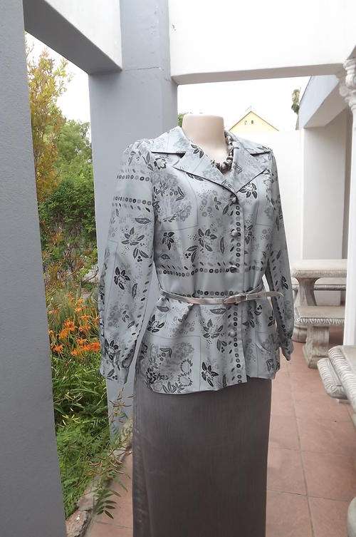 Silky silver grey floral lined jacket by Merolyn size 36/12.Long cuffed sleeves. New condition.