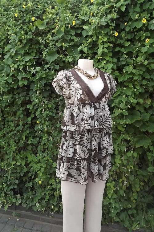 Very Pretty brown  and beige leaf pattern sheer polyester top.Size 34/10.New condition.
