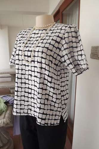 Navy and white pullover-top in weaved linen/polyester fabric.Size 34/10.Short sleeves