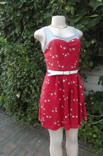 Short red viscose casual dress scattered with little birds.Size 32/8 by RT