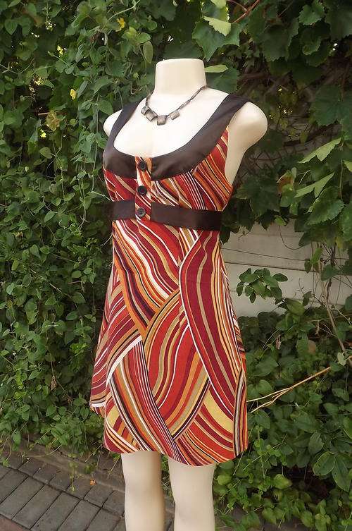Chic autumn colour graphic print.Size 32/8 dress by Truworths in 70% rayon 30% linen.