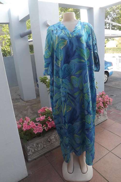 Fabulous Penny C long silky V- neck nighty in size XXL with short kimono sleeves