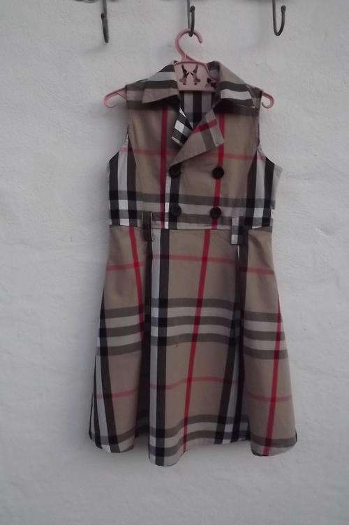 Lovely little Burberry dress from London for girl of 6 to 7 years old.Chest 62cm.Waist 59cm