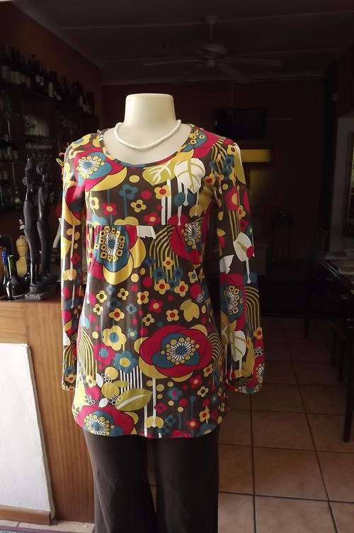 Beautiful 100% cotton long top/short dress in bold print.size 30/6 by Woolworthes.