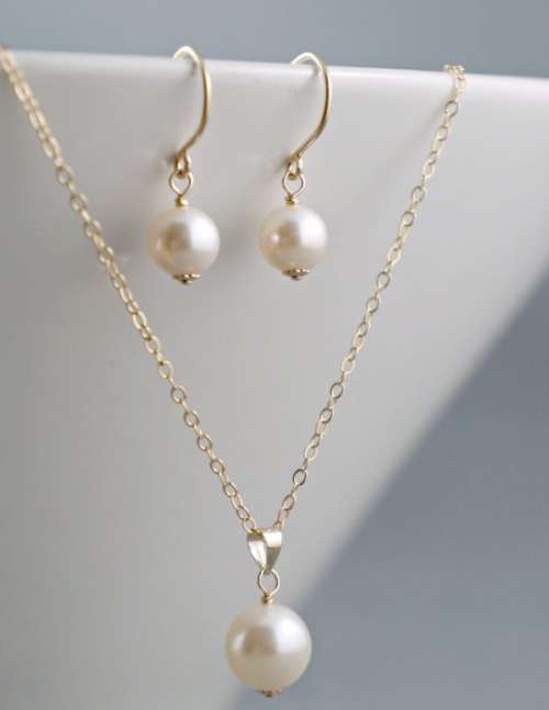 Stunning fresh water pearl earring and pendant set...Local stock