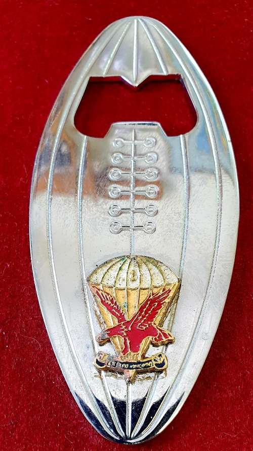 1 PARACHTE BATALION BOTTLE OPENER.