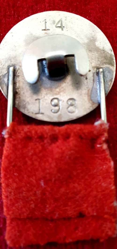 WW11 OP DIENS / ON SERVICE. SILVER MEDAL. MARKED.( 14)  ( 198 ) WITH ORIGINAL RIBBON.