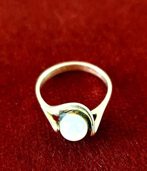 9 ct GOLD & PEARL ANTIQUE  RING . SEE FULL DESCRIPTION .