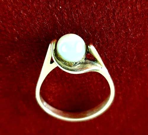 9 ct GOLD & PEARL ANTIQUE  RING . SEE FULL DESCRIPTION .