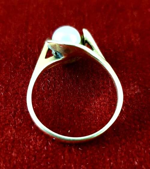 9 ct GOLD & PEARL ANTIQUE  RING . SEE FULL DESCRIPTION .