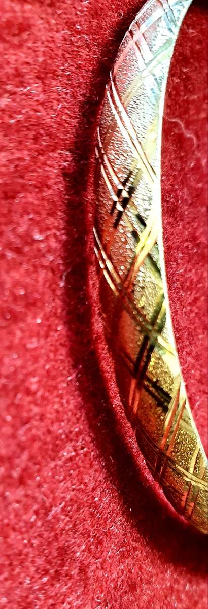 GOLD 9 ct. BANGLE .  ( 4.7 gr ) GOLD. VERY FINE DESIGN !!