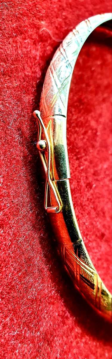 GOLD 9 ct. BANGLE .  ( 4.7 gr ) GOLD. VERY FINE DESIGN !!